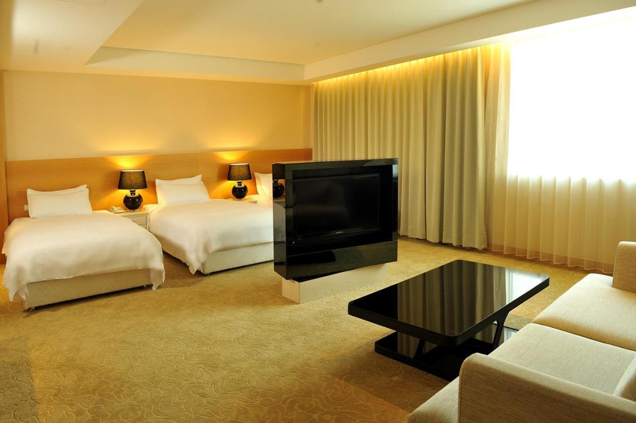 Asia Emperor Hotel Тайнань Екстер'єр фото